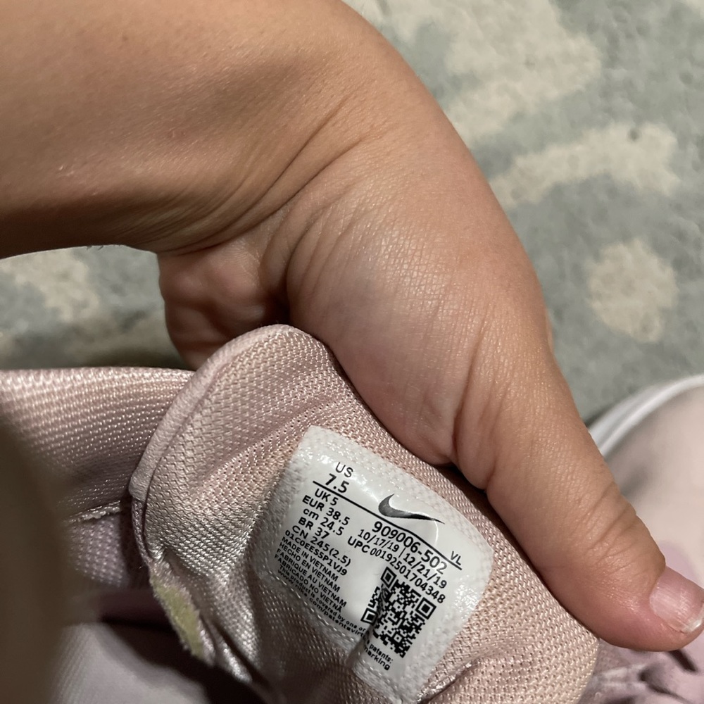 Nikes - Picture 4 of 4